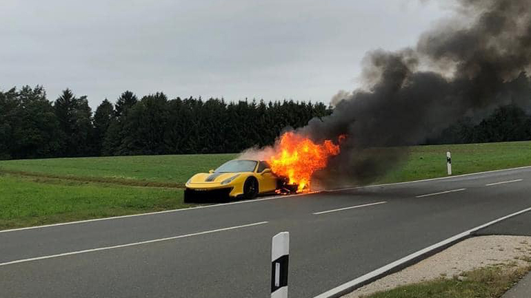 «Λαμπάδιασε» στη μέση του δρόμου η Ferrari